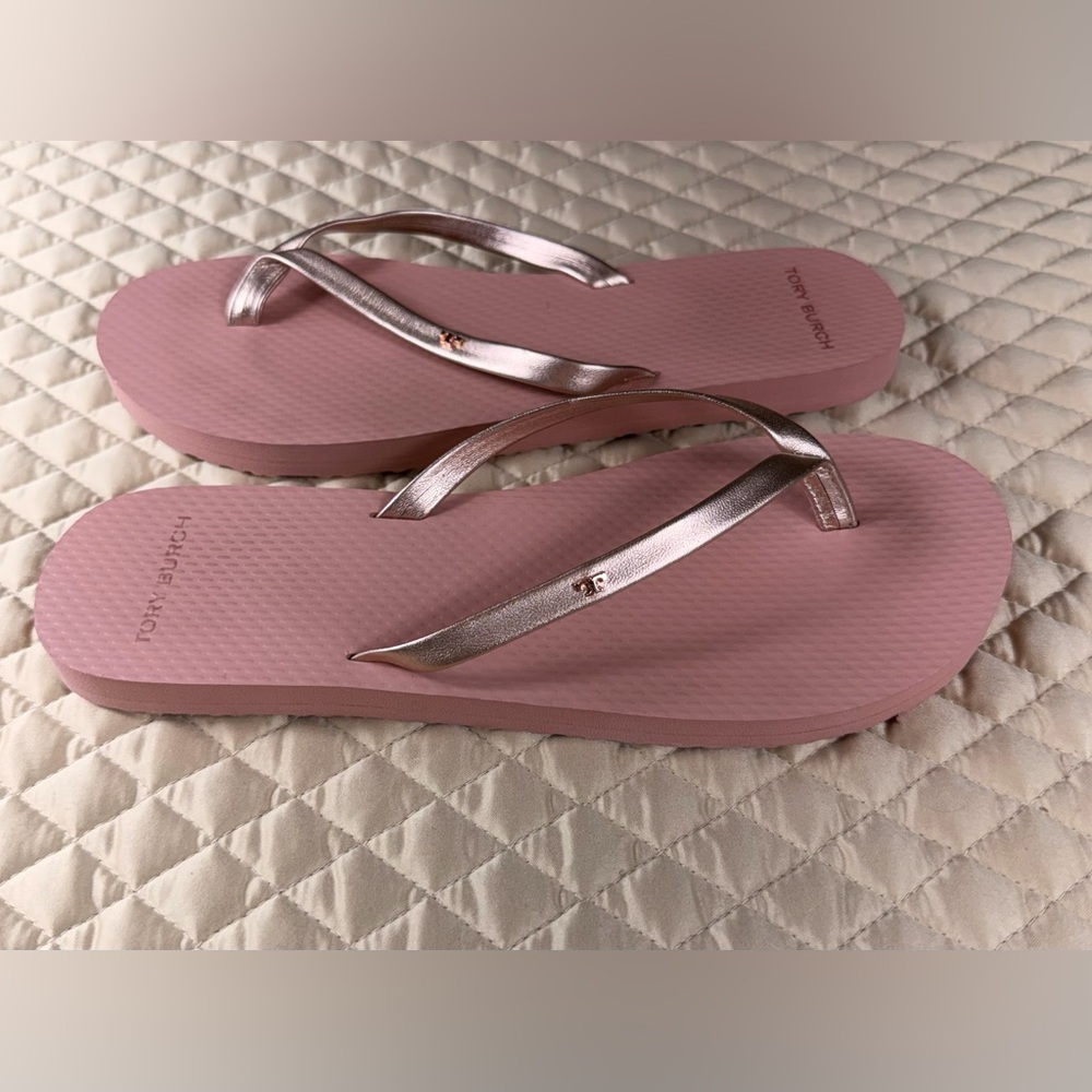 Tory Burch Logo Metallic Rose Gold Flip Flops, Size 8 - Picture 3 of 7